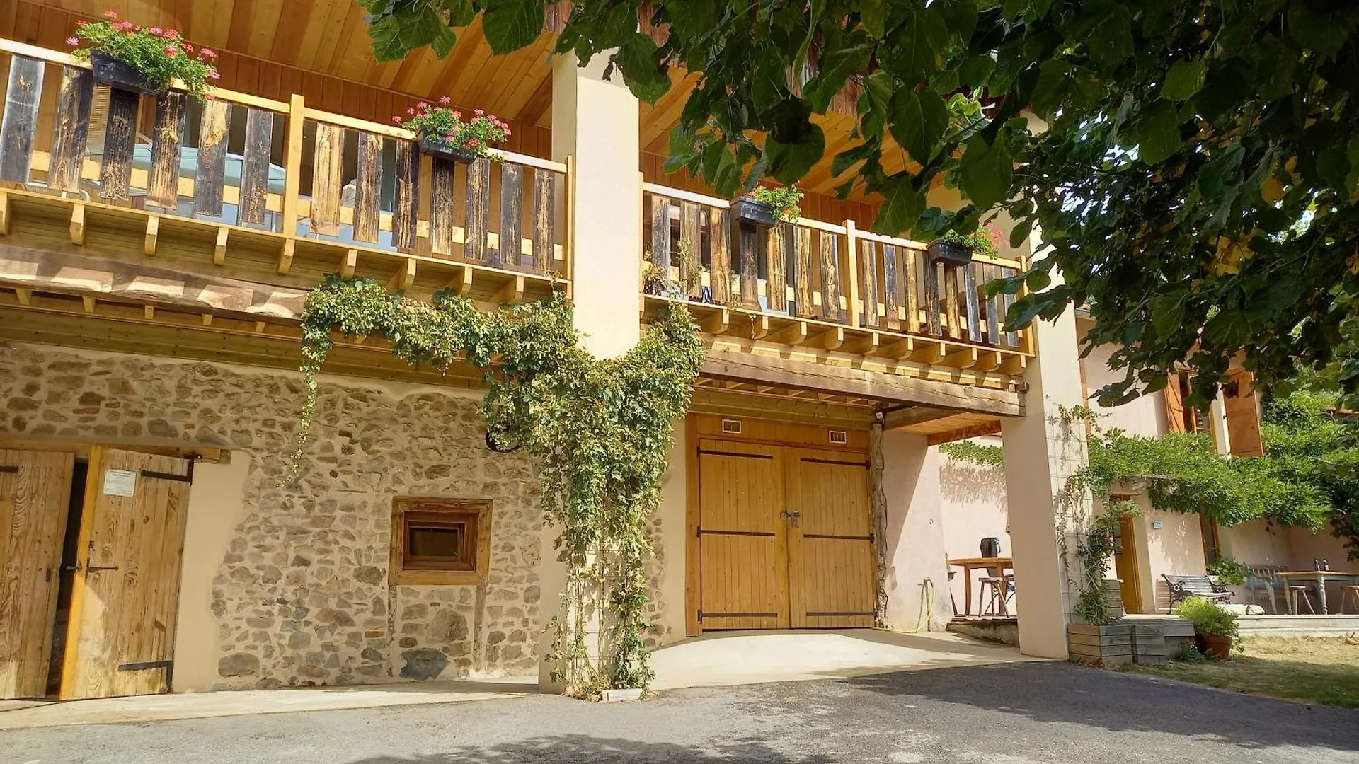 Chambre D'Hotes Cote Glycine Jure Bed & Breakfast