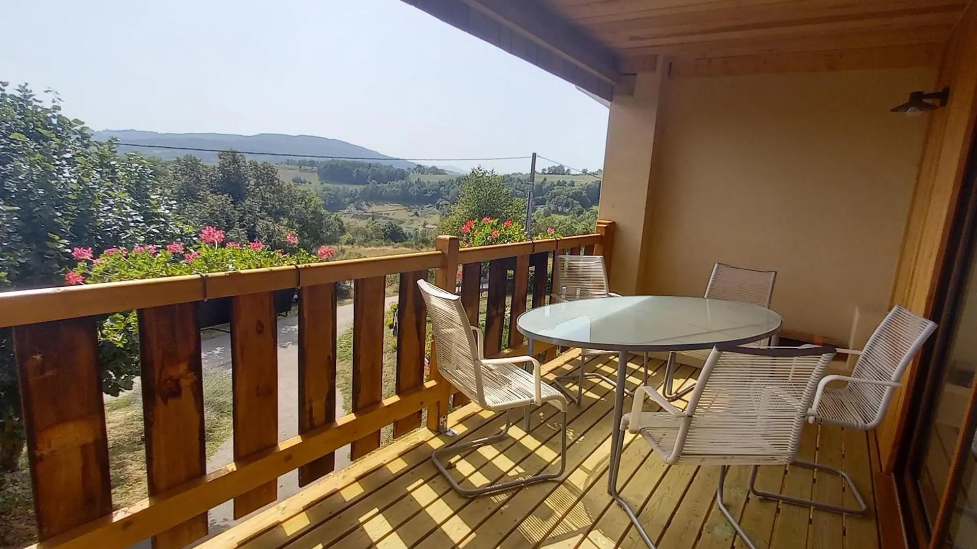 Chambre D'Hotes Cote Glycine Jure Bed & Breakfast